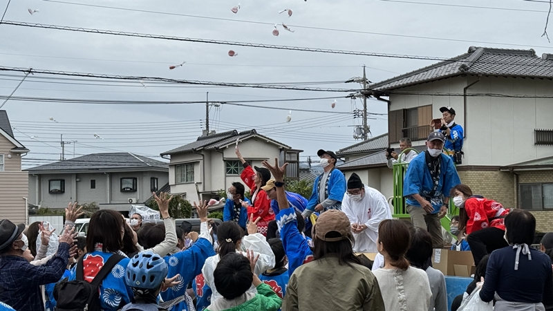 これからの繁栄を記念する餅まき