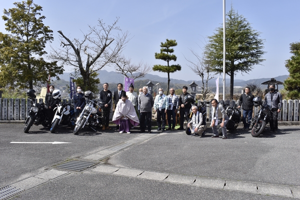 オートバイ神社鎮座祭後の集合写真